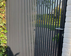 01 modern draai poort aluminium zwart