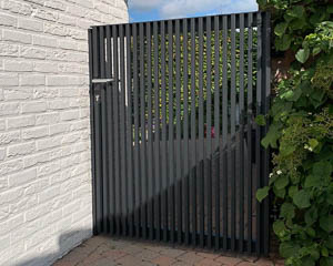03 modern draai poort aluminium zwart